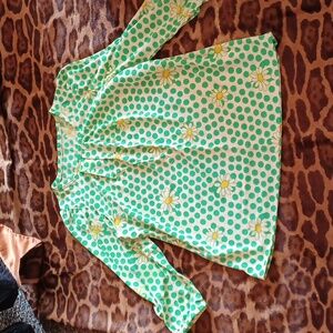 Cute vintage polkadot and daisy pattern  top. M/L